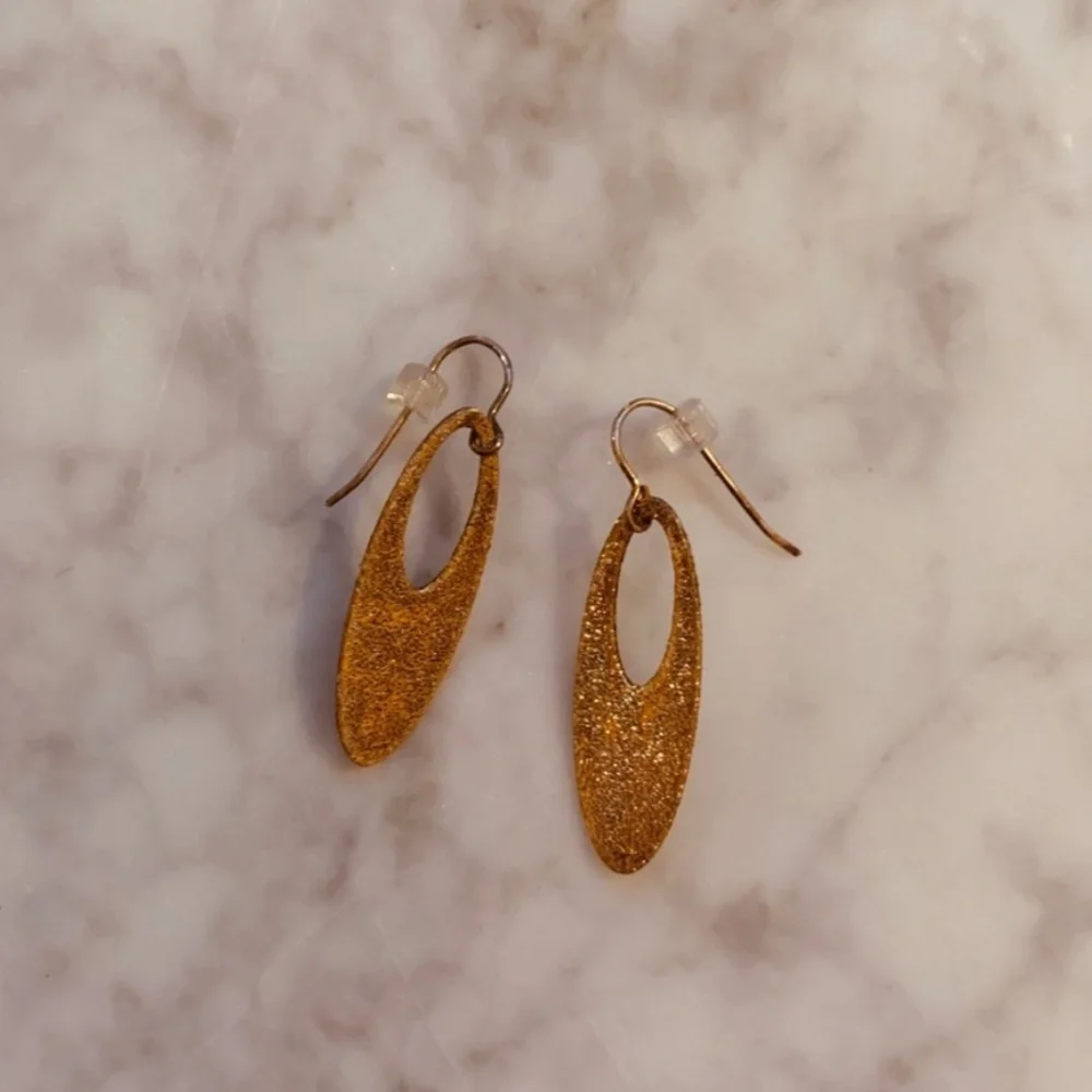 Gorgeous Gold‎ Sparkly oval shaped earrings